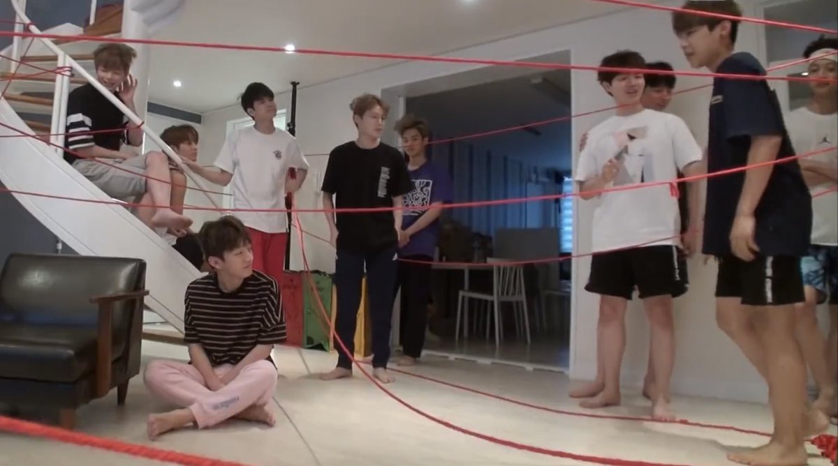 เด็กหอในออกมารวมตัวกัน เพราะไฟที่หอดับ