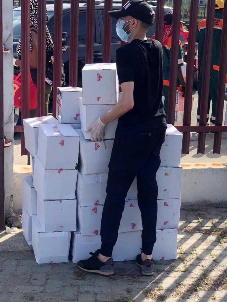 TosinAshafa's tweet photo. I volunteered and also donated a bunch of Honeywell food packages at the Lekki Foodbank Driv (LFD) yesterday. At a time like this, there’s nothing better than giving and risking it all to help others in the community. My hat goes off to all those behind the LFD God bless you all. https://t.co/7RR4bEZQK1