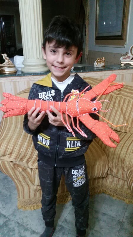 chruggeriTg2's tweet photo. #BuonGreenGiorno 💚
Lui è #Salvo eroe x l’ambiente: guanti e cannucce diventano un’aragosta! 🦞🐬Grandi i lettori del mio #GretaEIlPianetaDaSalvare @GlifoEdizioni i ragazzi dell’#EarthBookTeam in #lockdown salvano la Terra. Scuola #NelsonMandela #Gela libraia #LinaOrlando ❤️🐬 https://t.co/3kE0gz7A6F