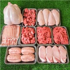 NewCloseFarm's tweet image. Want to get all your meat for the week in one easy shop? Visit: buff.ly/33gxtuH, select #MeatBoxes &amp;amp; choose 'Meat for the Week 2 or 4'. Filled with premium, local produce from chicken fillets to pork sausages...you'll be spoilt for choice all week long! #gingerbutchers
