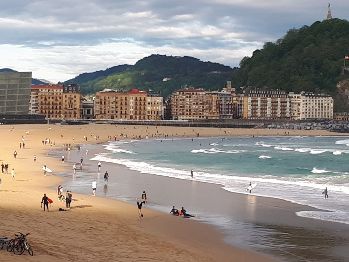 TDarguy's tweet image. La soif de liberté après 50 jours de confinement tres strict... beaucoup de surfers à l’eau et quasiment pas de masque 😷 pour les marcheurs... Photos de Sergio Puertas à Donosti- St Sebastien ce samedi matin @Bleu_Basque