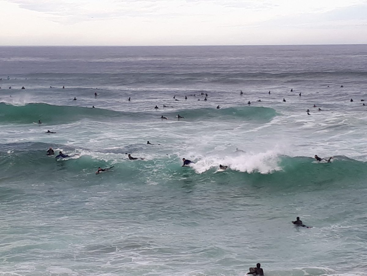 TDarguy's tweet image. La soif de liberté après 50 jours de confinement tres strict... beaucoup de surfers à l’eau et quasiment pas de masque 😷 pour les marcheurs... Photos de Sergio Puertas à Donosti- St Sebastien ce samedi matin @Bleu_Basque