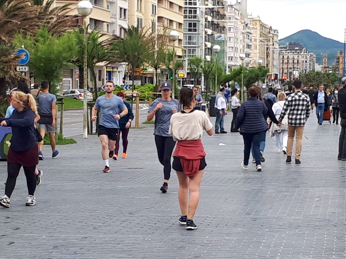 TDarguy's tweet image. La soif de liberté après 50 jours de confinement tres strict... beaucoup de surfers à l’eau et quasiment pas de masque 😷 pour les marcheurs... Photos de Sergio Puertas à Donosti- St Sebastien ce samedi matin @Bleu_Basque