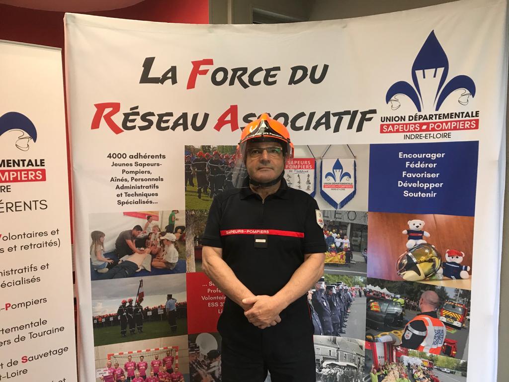 udsp37's tweet photo. L 'UDSP investit pour ses 700 #JSP 👨‍🚒👩‍🚒 avec cette visière amovible qui viendra équiper les #casques de tous nos jeunes sous 10 jours pour une reprise d' activité en toute #securite 😊
🙏Merci à la société Fil &amp; Style3D
#TousEnsemble #Pompiers #Touraine #COVIDー19 https://t.co/prU3dYjqJr