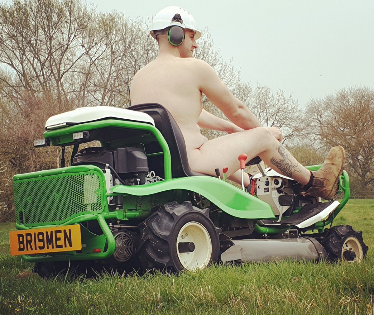 Happy World Naked Gardening Day from us all at Bridgman &amp; Bridgman. #staysafe #WNGD <a href="/PerennialGRBS/">Perennial</a> #gardening #naked <a href="/BALI_Landscape/">British Association of Landscape Industries</a> <a href="/EtesiaUK/">Etesia UK</a> #greening #ride-on <a href="/The_RHS/">The RHS</a>