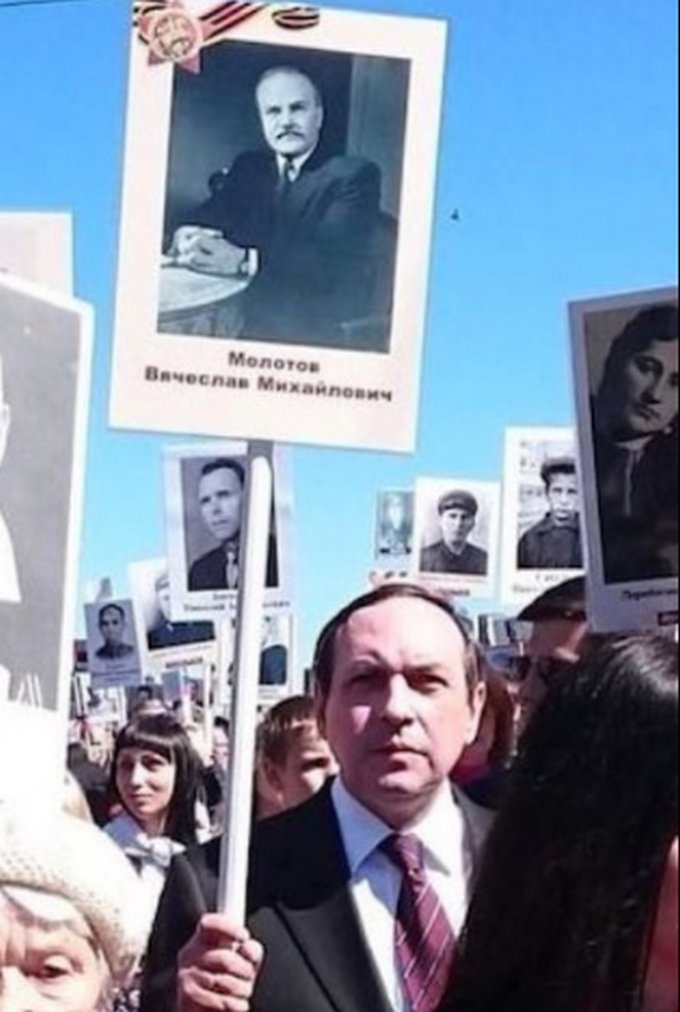 Что меня раздражает в шествии "бессмертного полка", это когда некоторые недостойные потомки, идут с портретами своих достойных предков. 
Думают если взяли из истории удобную страницу, спрятавшись за чужими подвигами то ваших подвигов не видно, ещё как видно. 
Вот один из таких👇