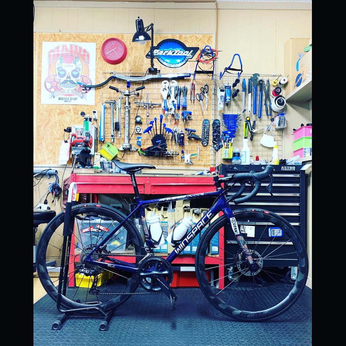 MAEDO_MAIYO's tweet photo. 新しいマエド号完成✨✨✨
今回はリムからディスクへ
コンチネンタルからIRCへ
クリンチャーからチューブレスへと
長年慣れ親しんできた組み合わせから離れた組み合わせ😊
新たな感覚が楽しみな実験的な一台
#WINSPACE #winspaceslc #hyperwheels #bycycle #maiyo #ロードバイク #roadbike https://t.co/De7AMAy6wh