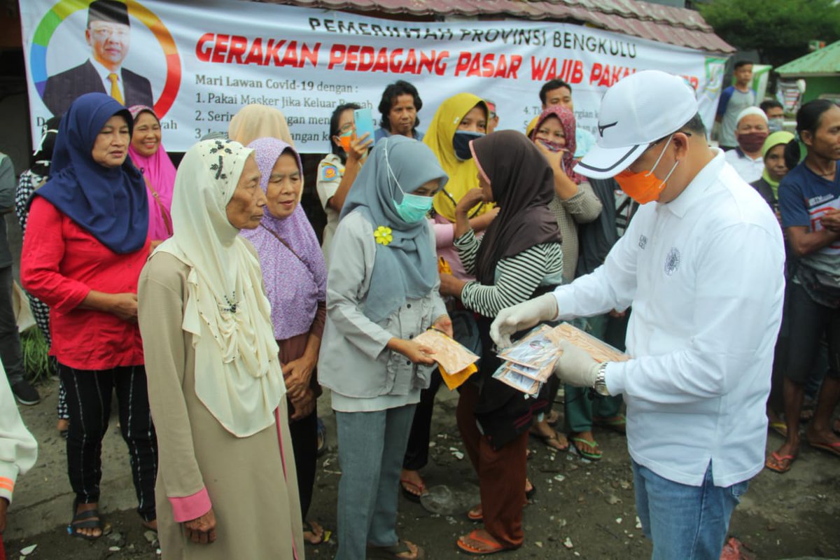 mediacenterBKL's tweet photo. Gencar perangi penyebaran virus Covid-19, Gubernur Bengkulu Rohidin Mersyah kembali turun membagikan masker gratis kepada masyarakat. Kali ini Gubernur Rohidin menyerahkan 2.000 lembar masker untuk para pedagang dan masyarakat di Pasar Minggu, Kota Bengkulu, Sabtu (2/5). https://t.co/gNPSV2uwzQ