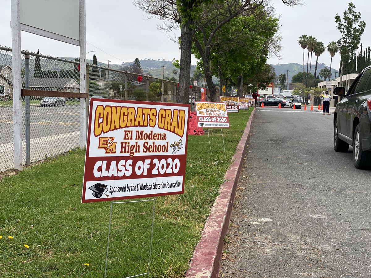 ElModenaHS's tweet photo. Senior Cap and Gown And Yard Sign Distribution #1 - thanks our Elmo Education Foundation, @Jostens, our parent volunteers and Vanguard faculty Staff for helping make a special moment for our #Classof2020 ❤️🙌🎓🚘🚗🚙🎉 @OrangeUnifiedCA @OCDeptofEd @EMHSFrontline @ElmoHSAthletics https://t.co/0rz3I20WZx
