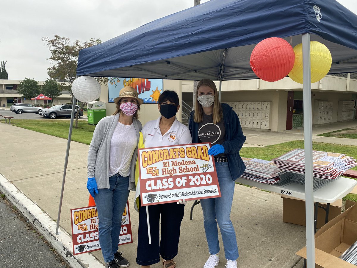 ElModenaHS's tweet photo. Senior Cap and Gown And Yard Sign Distribution #1 - thanks our Elmo Education Foundation, @Jostens, our parent volunteers and Vanguard faculty Staff for helping make a special moment for our #Classof2020 ❤️🙌🎓🚘🚗🚙🎉 @OrangeUnifiedCA @OCDeptofEd @EMHSFrontline @ElmoHSAthletics https://t.co/0rz3I20WZx