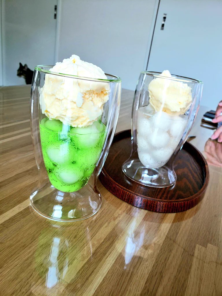 クリームソーダサワーに？バニラアイスとアイスの実を組み合わせるとめちゃうま！
