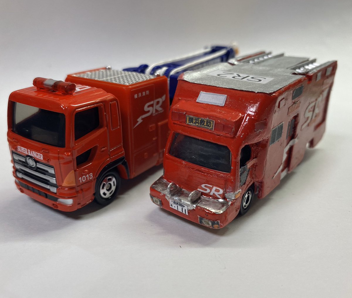 横消機動2 改造トミカ紹介 横浜市消防局 特別高度救助部隊 機動第2救助工作車 先日役目を終えたばかりの車両 昨日載せたモザイク越しの写真と比較するとガッカリ感がありますよね 塗装や印刷など問題点は相当ありますが 初改造ということでご容赦ください