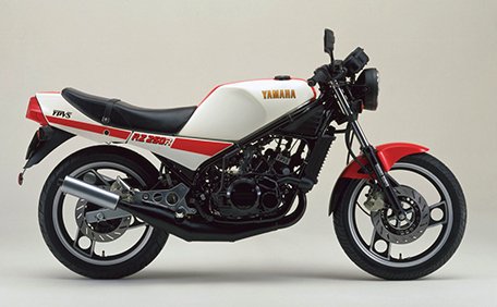 DTenkichi's tweet photo. 無性に2ストに乗りたくなる時があるよね？

#峠の小僧だった頃の愛機
#RZ250R
#1AR
#タンクのYAMAHAが金文字でカッコ良かったのよ https://t.co/MqR4GftpYj