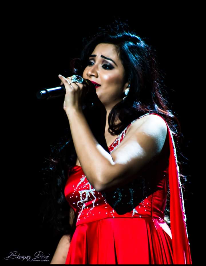 SonaSsg's tweet image. Morning freshen up with this phenomenal musical ray! ♥
Recalling the unparalled musical journey in #OracleArena from #SymphonyTour2017. One of my most fav sessions instilled the Gorgeous outfits.♥ 
@shreyaghoshal Good morning sunshine. Have an awesome day ahead. #QueenInRed