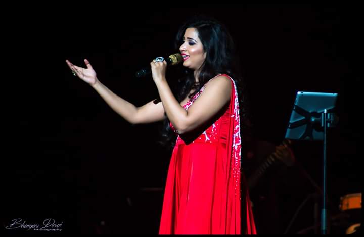 SonaSsg's tweet image. Morning freshen up with this phenomenal musical ray! ♥
Recalling the unparalled musical journey in #OracleArena from #SymphonyTour2017. One of my most fav sessions instilled the Gorgeous outfits.♥ 
@shreyaghoshal Good morning sunshine. Have an awesome day ahead. #QueenInRed