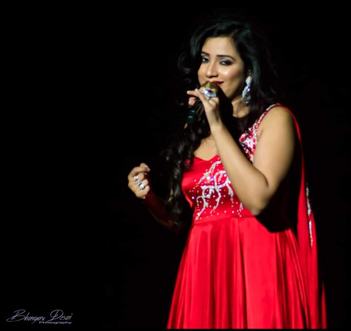SonaSsg's tweet image. Morning freshen up with this phenomenal musical ray! ♥
Recalling the unparalled musical journey in #OracleArena from #SymphonyTour2017. One of my most fav sessions instilled the Gorgeous outfits.♥ 
@shreyaghoshal Good morning sunshine. Have an awesome day ahead. #QueenInRed