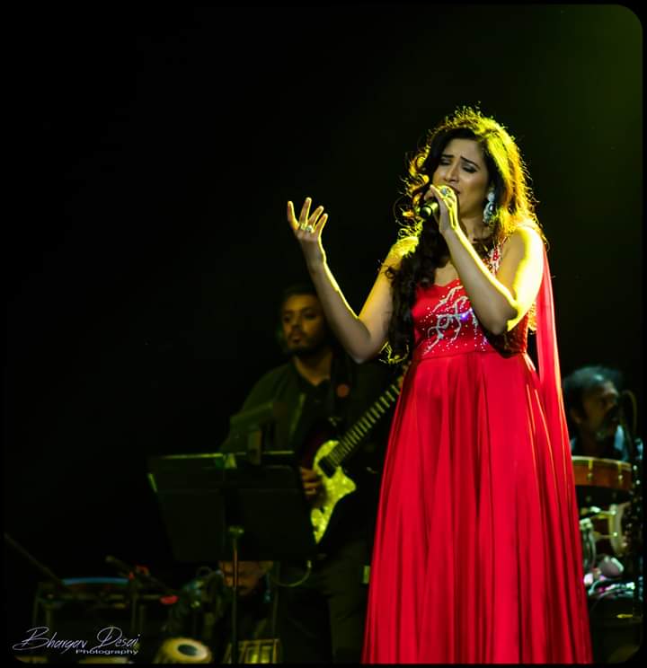 SonaSsg's tweet image. Morning freshen up with this phenomenal musical ray! ♥
Recalling the unparalled musical journey in #OracleArena from #SymphonyTour2017. One of my most fav sessions instilled the Gorgeous outfits.♥ 
@shreyaghoshal Good morning sunshine. Have an awesome day ahead. #QueenInRed