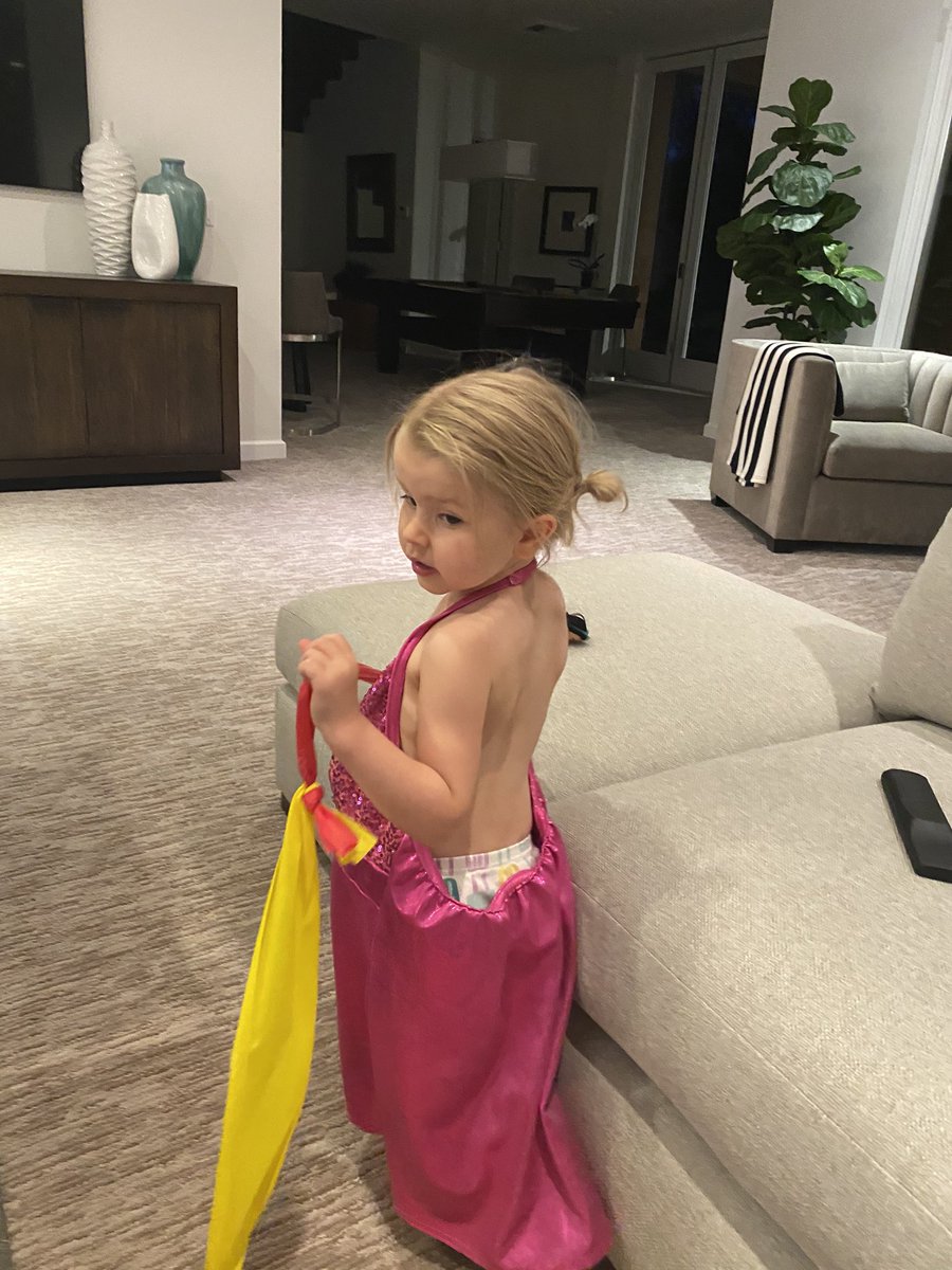 jillianthomas__'s tweet photo. actresses pulling up to the golden globes like https://t.co/RbDEVKlsxb