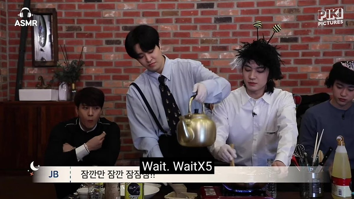 HE'S SO ANNOYING KFSKFJSKFJDKFNHe just throws it in the pot carelessly kcjdVideo>>  #GOT7    #2JAE