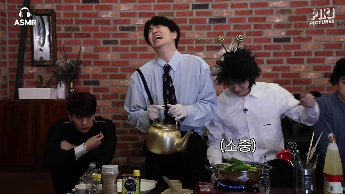 HE'S SO ANNOYING KFSKFJSKFJDKFNHe just throws it in the pot carelessly kcjdVideo>>  #GOT7    #2JAE