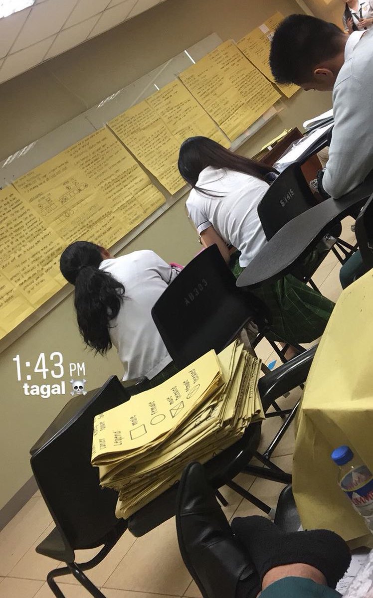 louixnidazole's tweet photo. Ms. Lauro Days. Case Pres Manila Paper 😩 #GoodOldDays #FEUIN https://t.co/rOwxnrPMgi