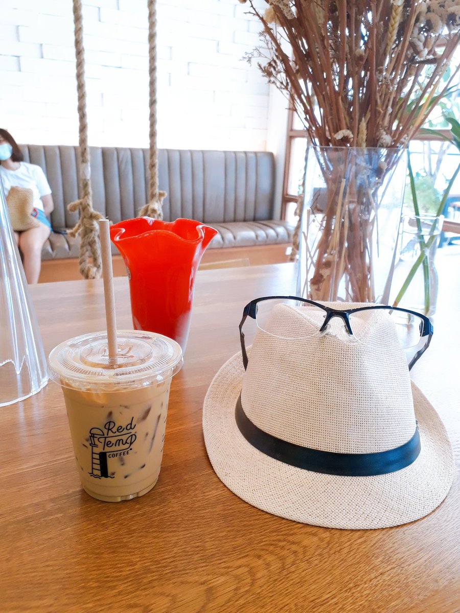 yohei_maruyama's tweet photo. バンセン・ビーチですが、開いている店はまだ少ないですね。
私のお気に入りの
#Redtempcoffee
開いてました!ここの雰囲気が最高で今まで閉じこもって元気なかったですが、海と空と白壁の店がとても綺麗で、よどんだ気持ちがデトックスされます😊
#タイ生活
#タイのカフェ https://t.co/jygEgTUPWa