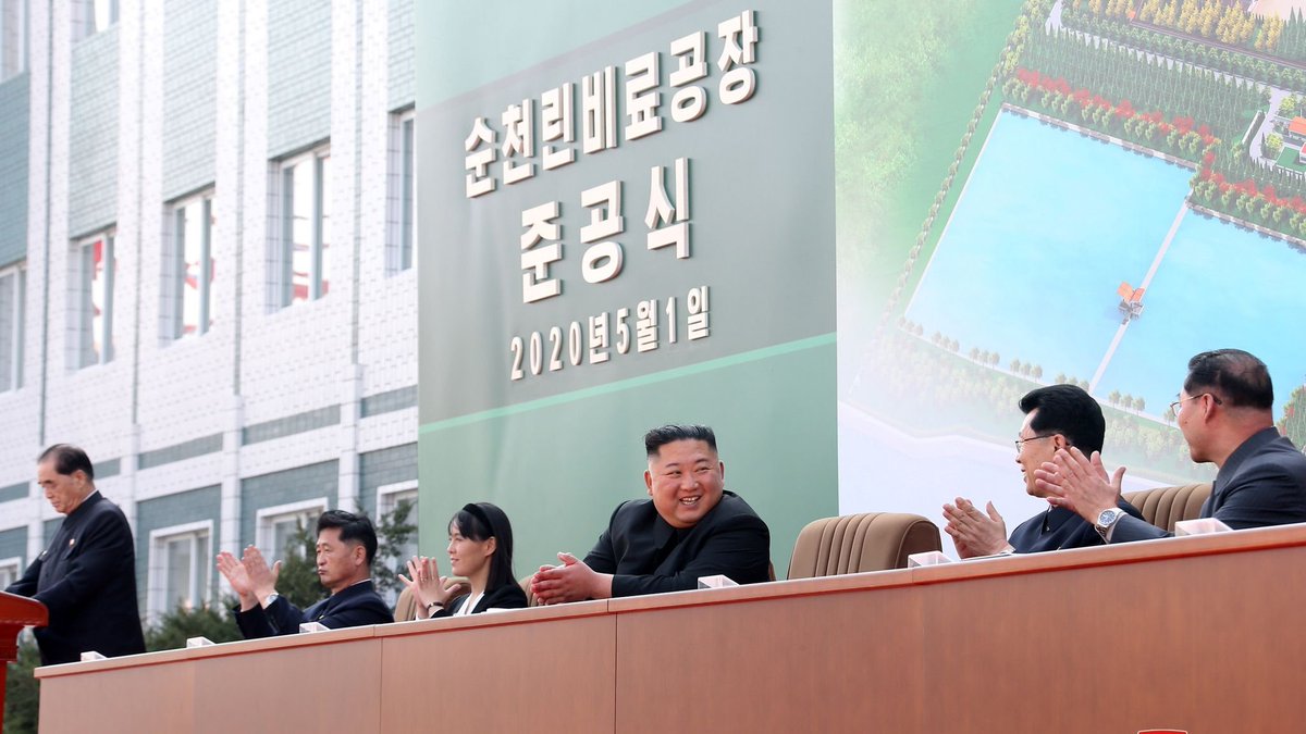NapoleonAF7's tweet photo. Kalian merindukan saya? 😆
Penampilan rambut Kim Jong Un gaya baru sepertinya💪😎
#KimJongUn https://t.co/8ucBRx9LYf