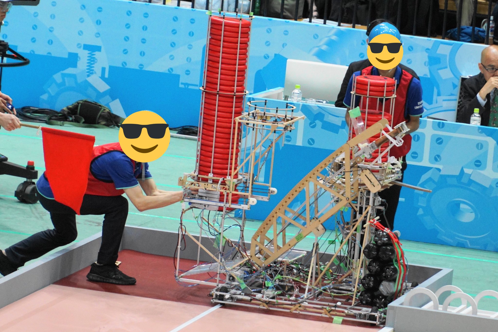 大阪大学robohan ロボット製作団体 Nhk学生ロボコン17 フリスビーを投げ 決められた場所に投擲する競技 フリスビーを打って投げて目標のビーチボールを落とし パイ投げ の様にまとめて載せる感じは圧巻でした ロボット移動は決め 大阪大学robohan ロボット製作団体 Nhk学生ロボコン17 フリスビーを投げ 決められた場所に投擲する競技 フリスビーを打って投げて目標のビーチボールを落とし パイ投げ の様にまとめて載せる感じは圧巻でした ロボット移動は決め