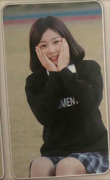 izoneshoe's tweet photo. pre-debut kang hyewon looks like that girl who knows all the math problems in the textbook 🤓 https://t.co/PoQxzyBIeS