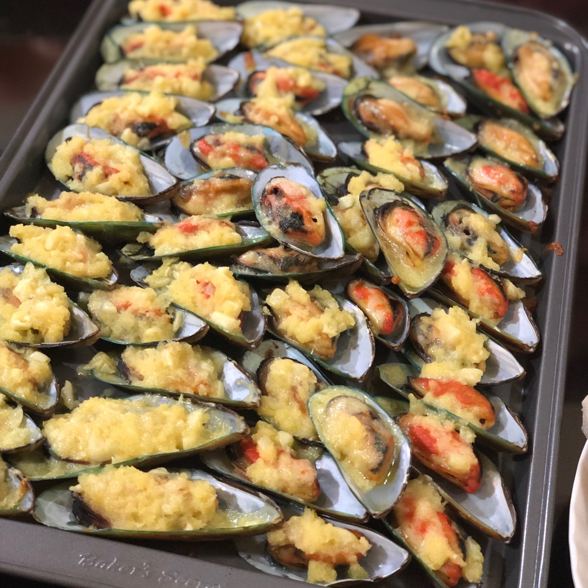 epicureaneatsph's tweet photo. Tahong, anyone? 

#quarantinefood #mussels #cheesybakedtahong #cheesybakedmussels #filipinofood #foodph #tahong https://t.co/IsVFr0I1ur