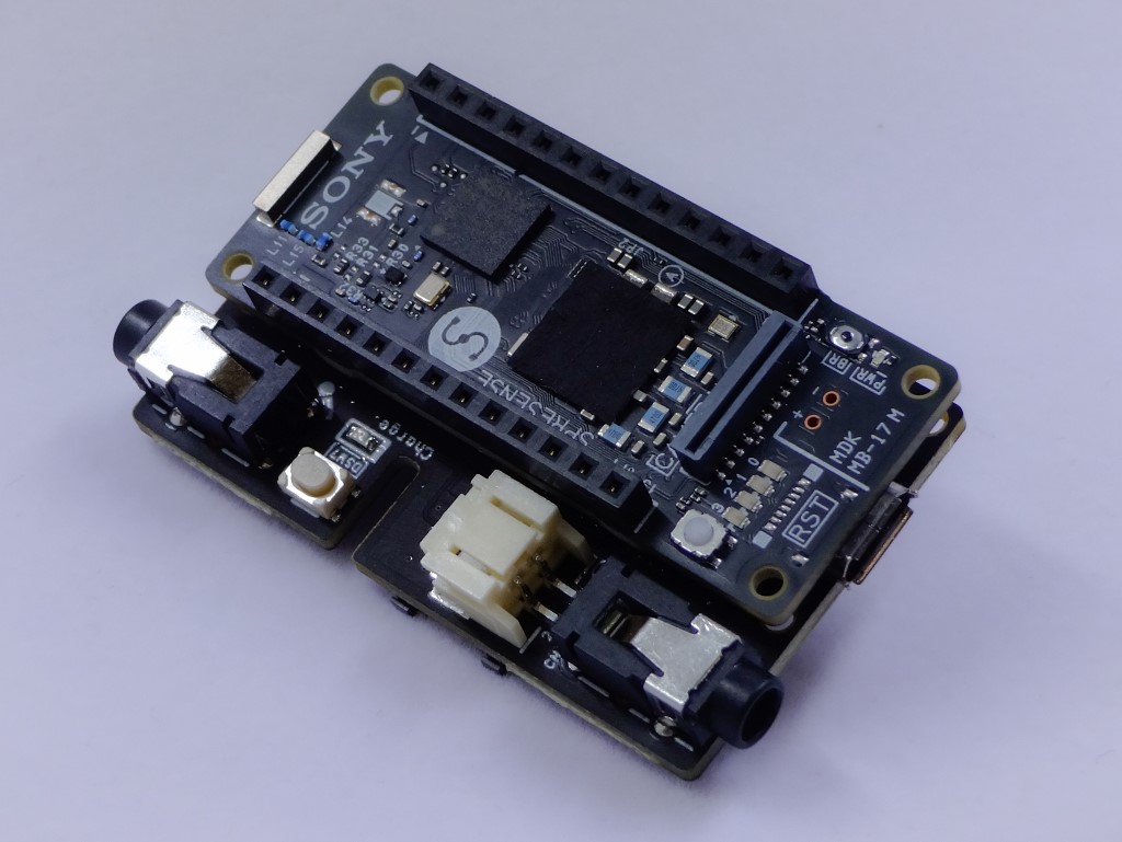 p_art_lab's tweet photo. SPRESENSE基板と合体（下部がPDA01）。
ソニーヘッドホンMDR-CD900STで試聴すると、癖のない、いい音が聴こえました！
#Spresense #拡張ボード #MFKyoto2020 #作品発表 https://t.co/BGbU5k9w4o