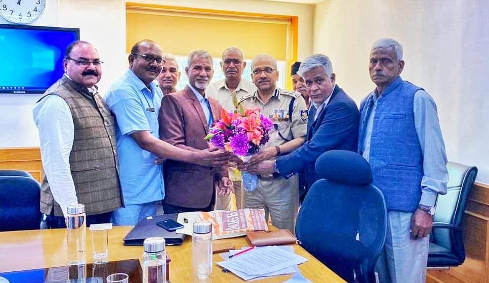 Ranbir_Crpf's tweet photo. उम्मीदों के साथ कि
#WARB चैयरमेन के पद पर रहते हुए
फोर्स के जवानों व उनके परिवारों के
भलाई संबंधित मसलें सरकार के संज्ञान
लाए जाएंगे ताकि निकट भविष्य में
बेहतर नतीजे देखने को मिले @DrAPMaheshwari https://t.co/o4vIlLzLuf