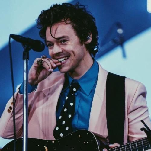 ursecrecttattoo's tweet photo. Harry Styles and his one curl that doesn’t stay put : a thread https://t.co/zt9xavJ0wu