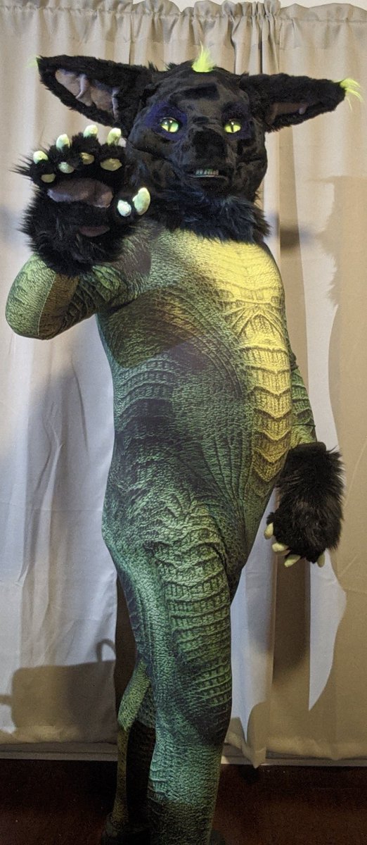 Zoeim_Strannik's tweet photo. Some times, you regret a purchase the moment you open the box.
This, however, is not one of those times.
One of the body suits I bought arrived and it is wonderful.
🧤,💀: @Urboros 👖: @ShapeShifterZco 📷,🐉: Me!
#FursuitFriday https://t.co/uc9pZeaaEy