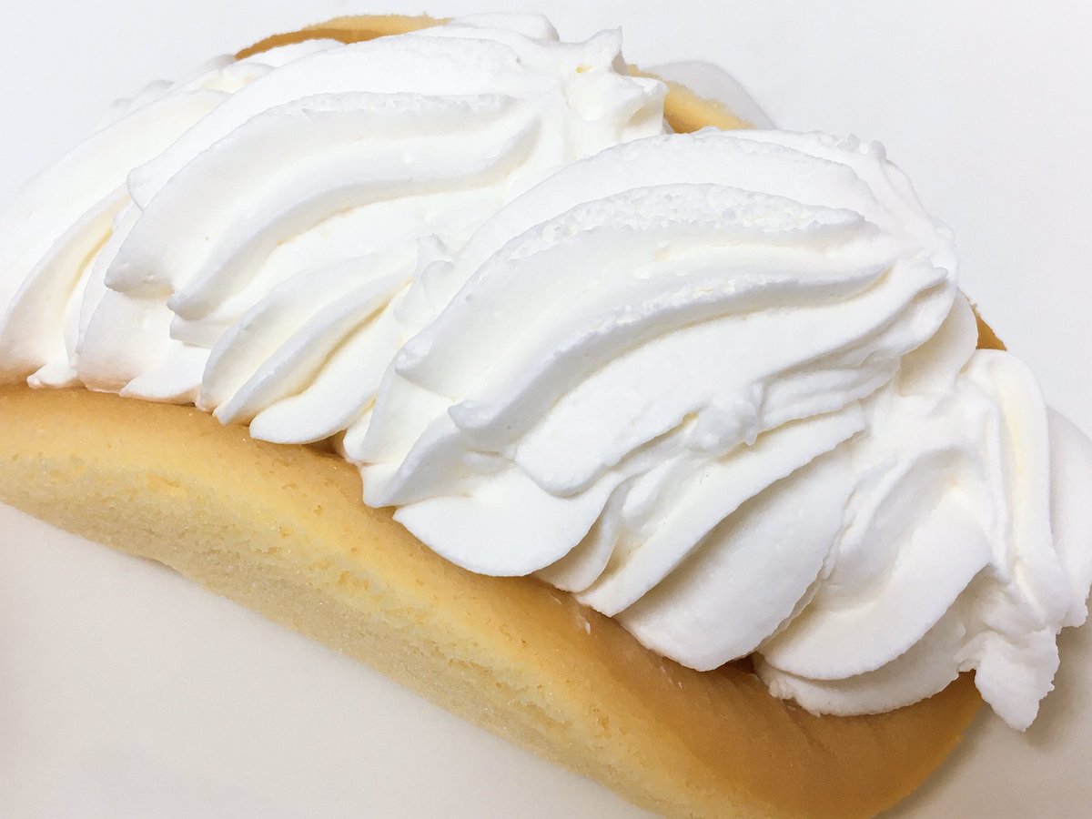 Mogusa もぐもぐ セブンイレブン オムレット ア ラ クレーム 生クリームに埋れたい ヽ ﾉ って事でオムレットいただきました 267で少々お高めな方だと思いますが生クリームを存分に味わえて大満足ぅー