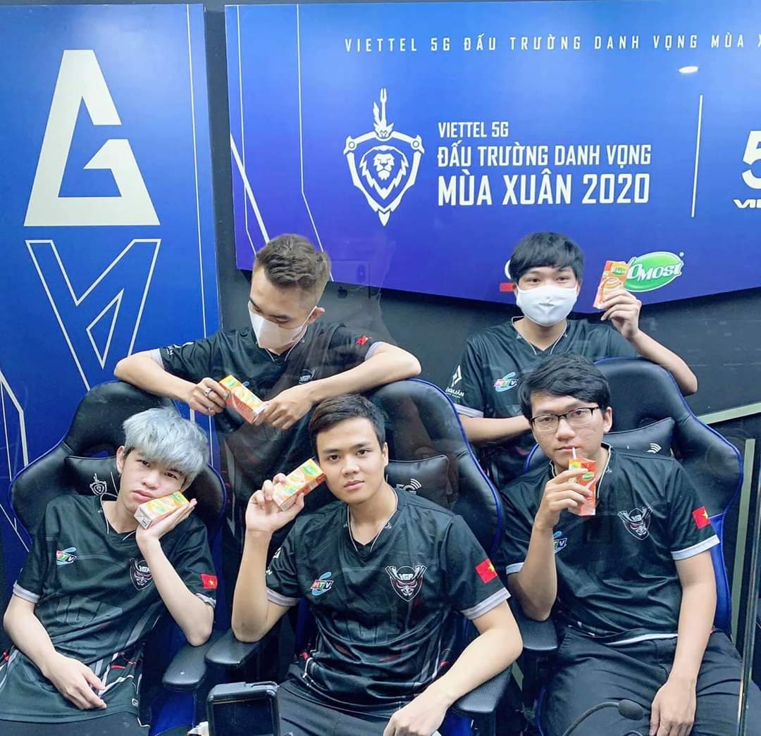 Teamflash_THFan's tweet photo. ใครคือผู้ชนะในแคมเปญขายนมเปรี้ยวโยโมสต์ผู้สนับสนุนการแข่งขันในซซ.นี้คะ 55555
#ลีกเวียด #HTVCIGPGaming #EvosEsportsVN #MZD #SaigonPhantom #AOG2020 https://t.co/pb7rHztcuk