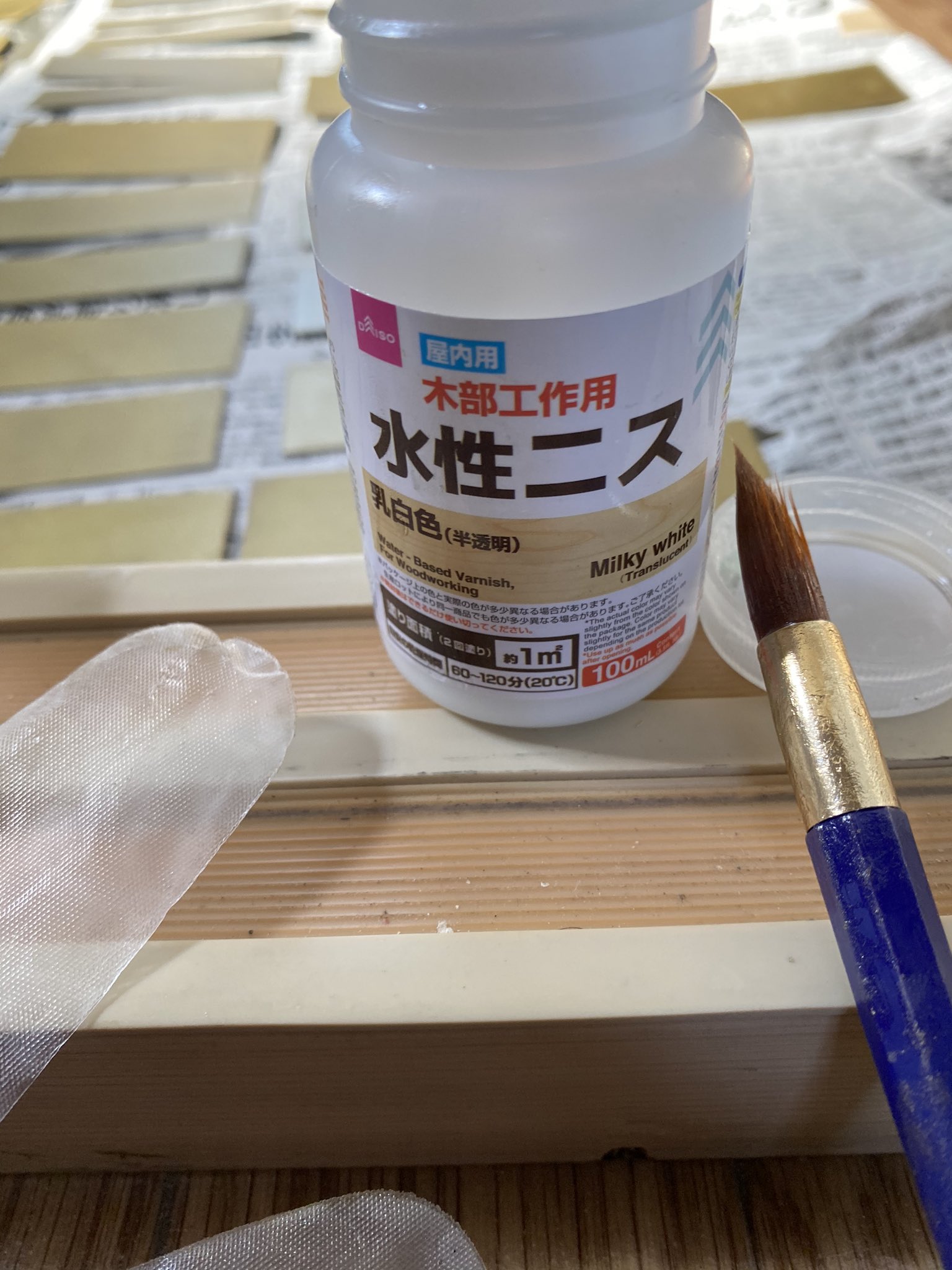 せんちゃんt プラス思考前進教師 作品ネームプレート作りかた 用意するもの 厚紙 金のスプレー ニス 厚紙に スプレーをかける カットした場合は 裏をマステで止める ニスを塗る 二度塗りがおすすめ 裏にmade For You もしくは名前 の