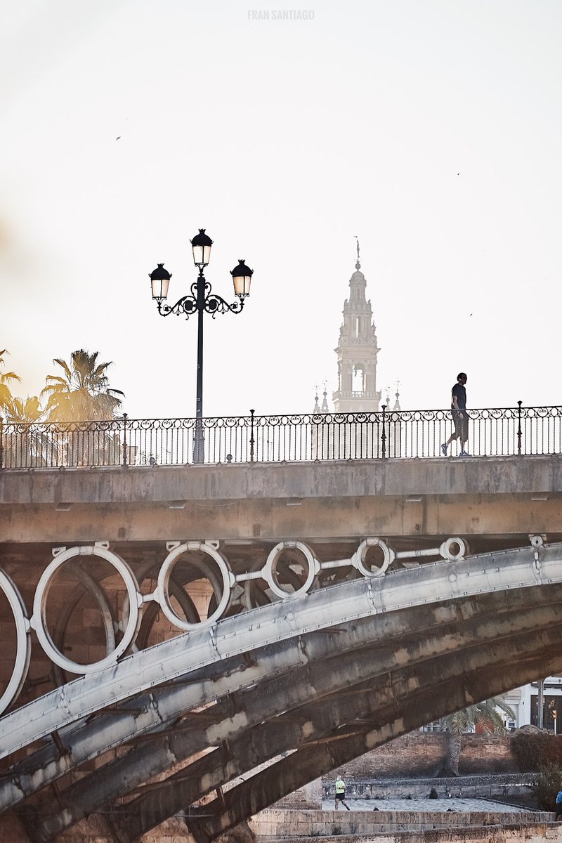 Amanece en Sevilla.