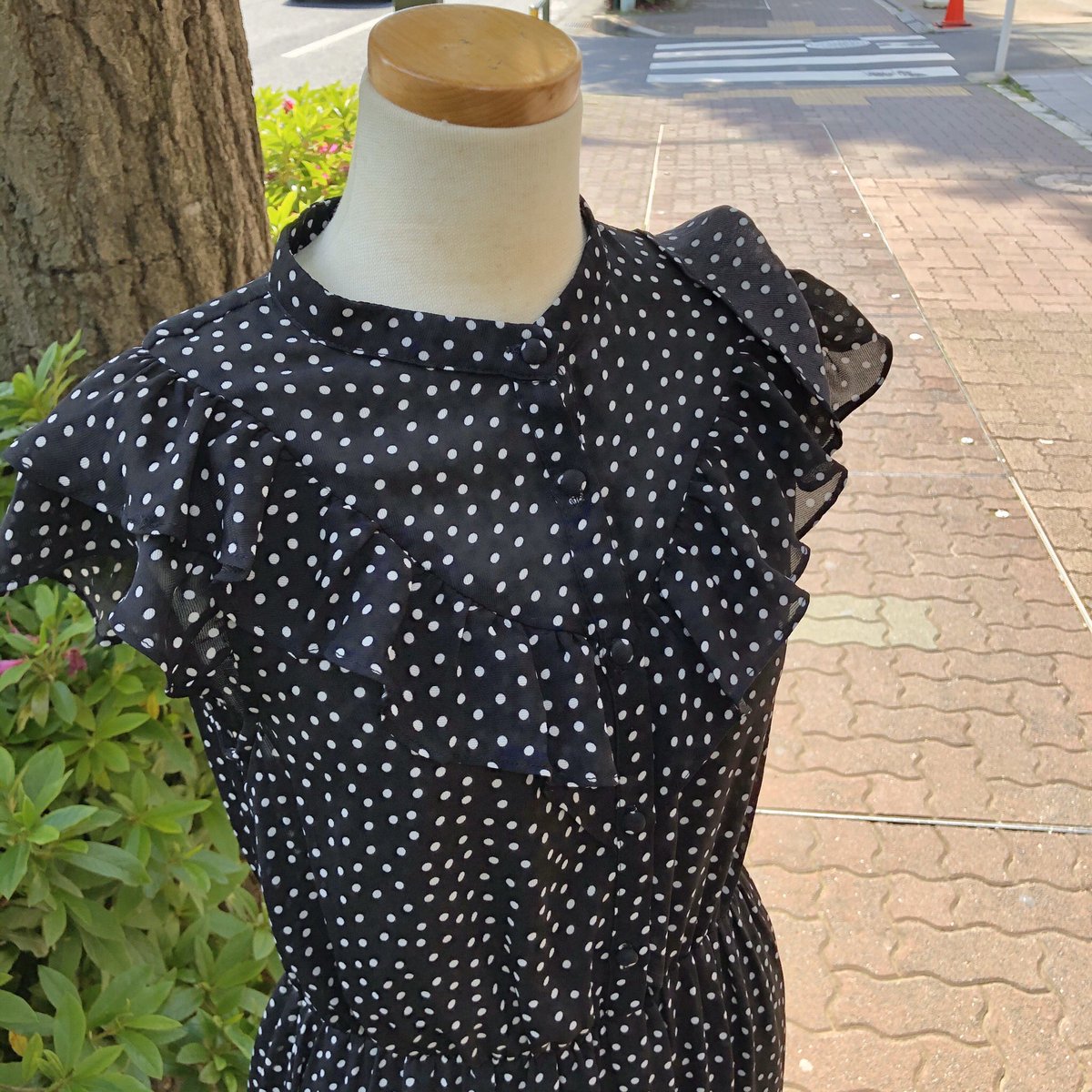 Baroque Bright Grain Dramas בטוויטר ミスティーウーマンのワンピース V字のヒラヒラが可愛くてスタイル良く着れる1枚です お洋服を綺麗に撮れる方法を模索中 やっぱりモデルさんに着画を頼むのが1番なんだけど コロナでいつになるやら 後日ネットショップ