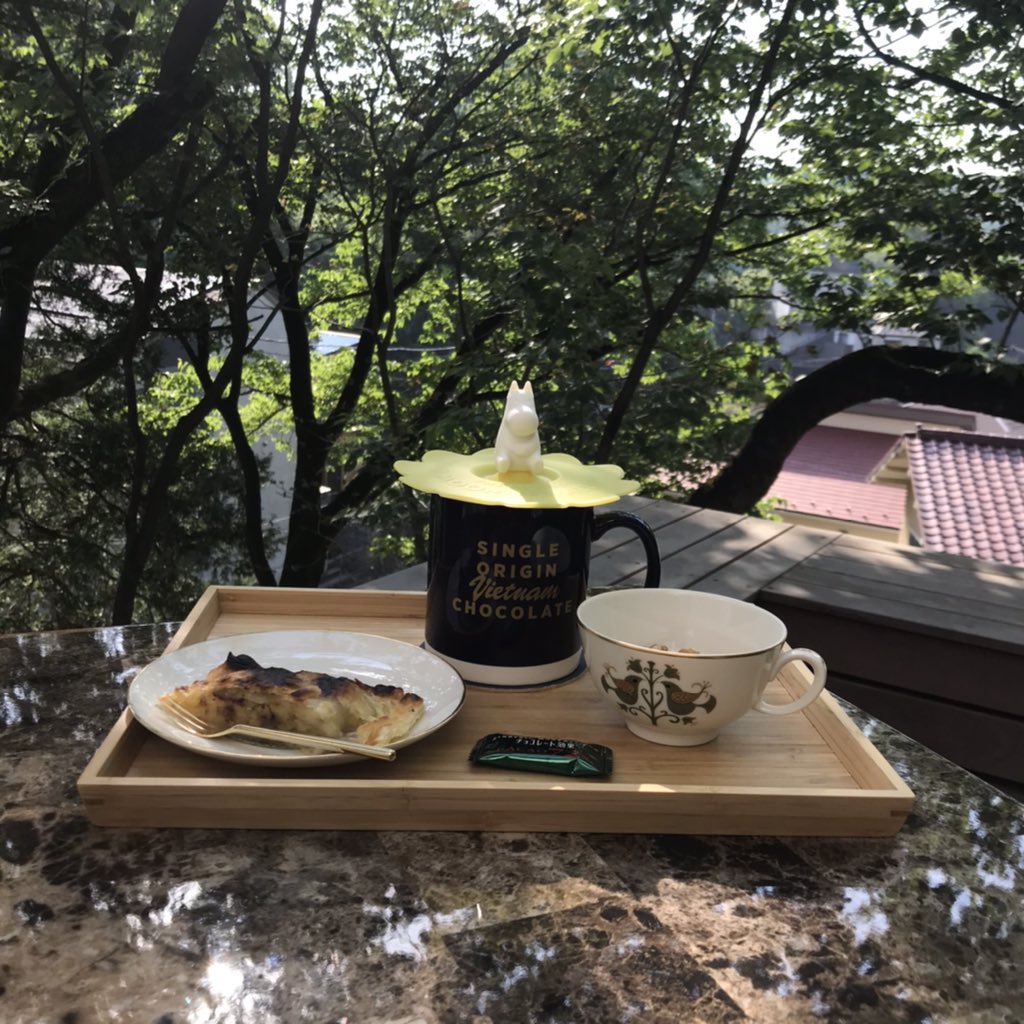ogasakura0205's tweet photo. 暖かいしせっかくのGWなので今からベランダで雑なティータイムします☕️
*マグカップの中身はコーヒー
*ティーカップの中身は無塩ナッツ
*余ってたパイシートにハイカカオのブラックチョコと火を通して甘くしたバナナを包んでトースターで4分(焦げたしお皿はソーサー)
#stayhome
#おうち時間
#GWSH https://t.co/12bjSj3MYw