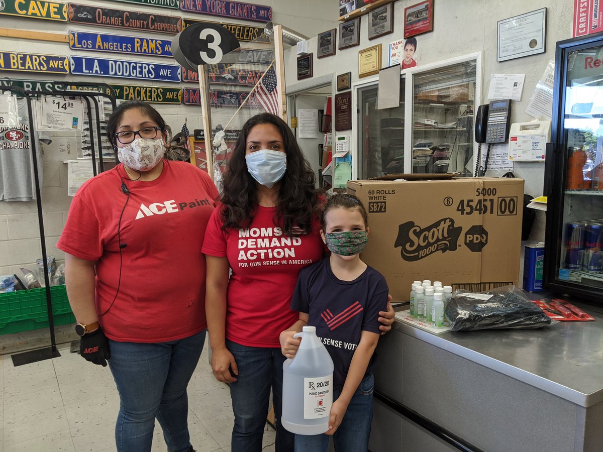 Alex02ny's tweet image. Bay Area @MomsDemand volunteers were fortunate enough to get some generous donations today from @PittsburgAce &amp;amp; @50RandomActs to help our community partners at The Office of Neighborhood Safety in Richmond, CA. Thank you for all your help! #COVID19 #calvip #caleg #EndGunViolence