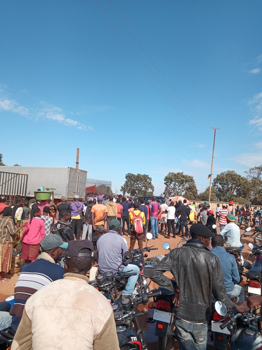 JDibanda's tweet photo. Monsieur le Président si vous fermé la frontière de kasumbalesa douane ,les habitants de k'lesa Lubumbashi et Kolwezi il importe ici trouver un moyen https://t.co/dfFzFqPHoS