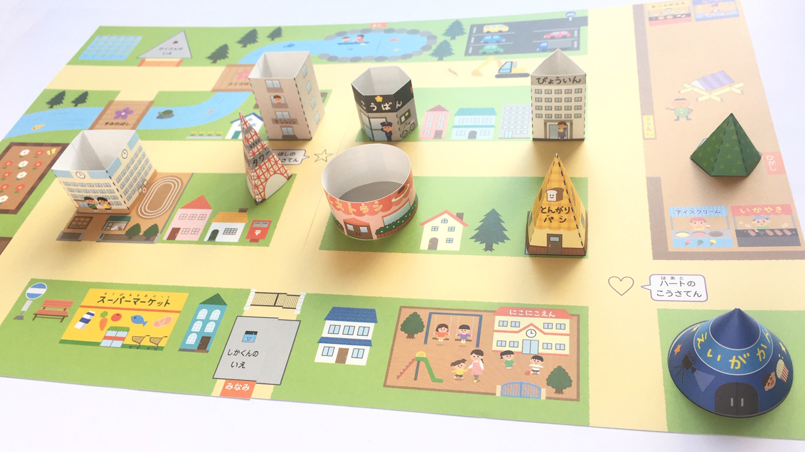 つた イラストレーター Z会グレードアップドリル まなべる くうかん こうさく 5 6歳 たてもの展開図 ゲームボード 地図 すごろく ドリルの問題イラストを担当しました 工作を使って図形と空間認識が学べるドリルです すごろくはお祭りがテーマ