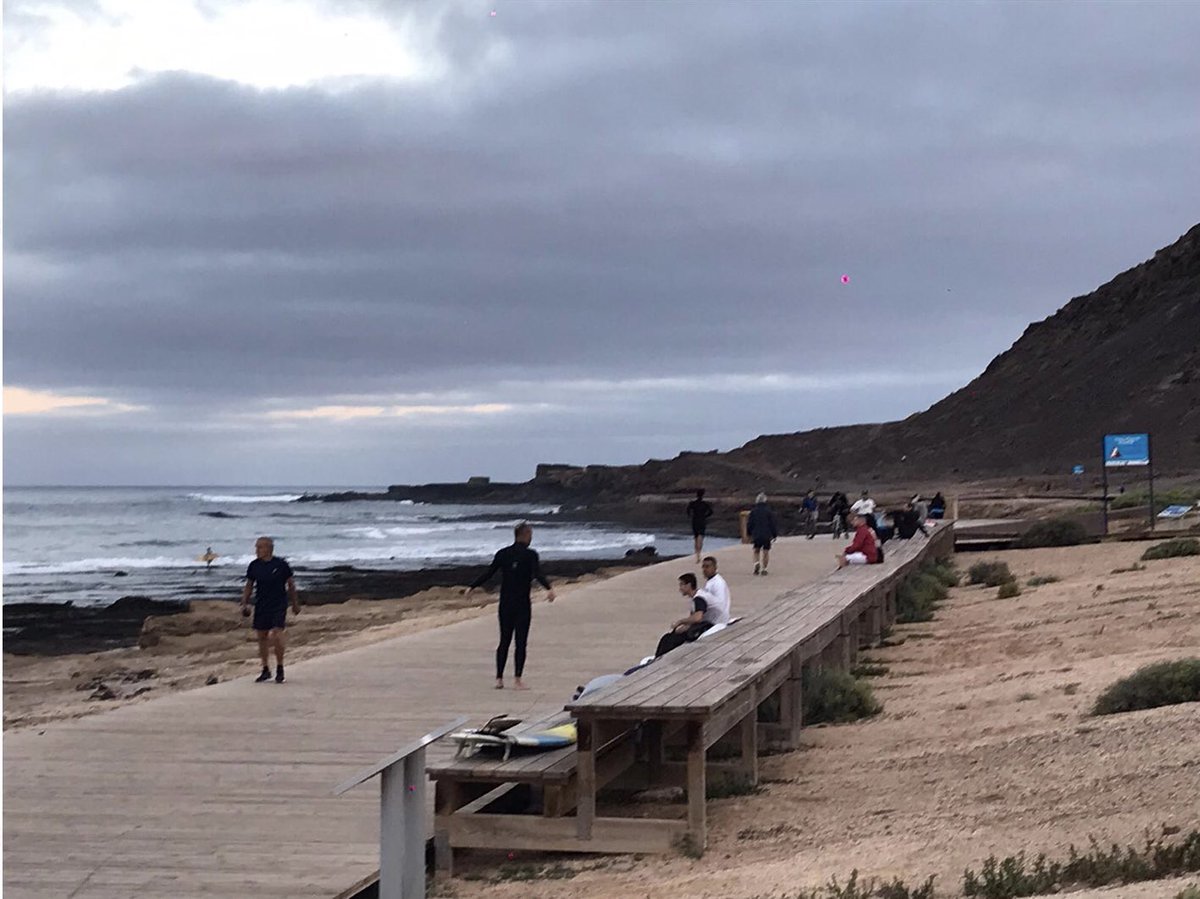 Mi playa de Las Canteras 🏊🏻♀️🦈 tweet media