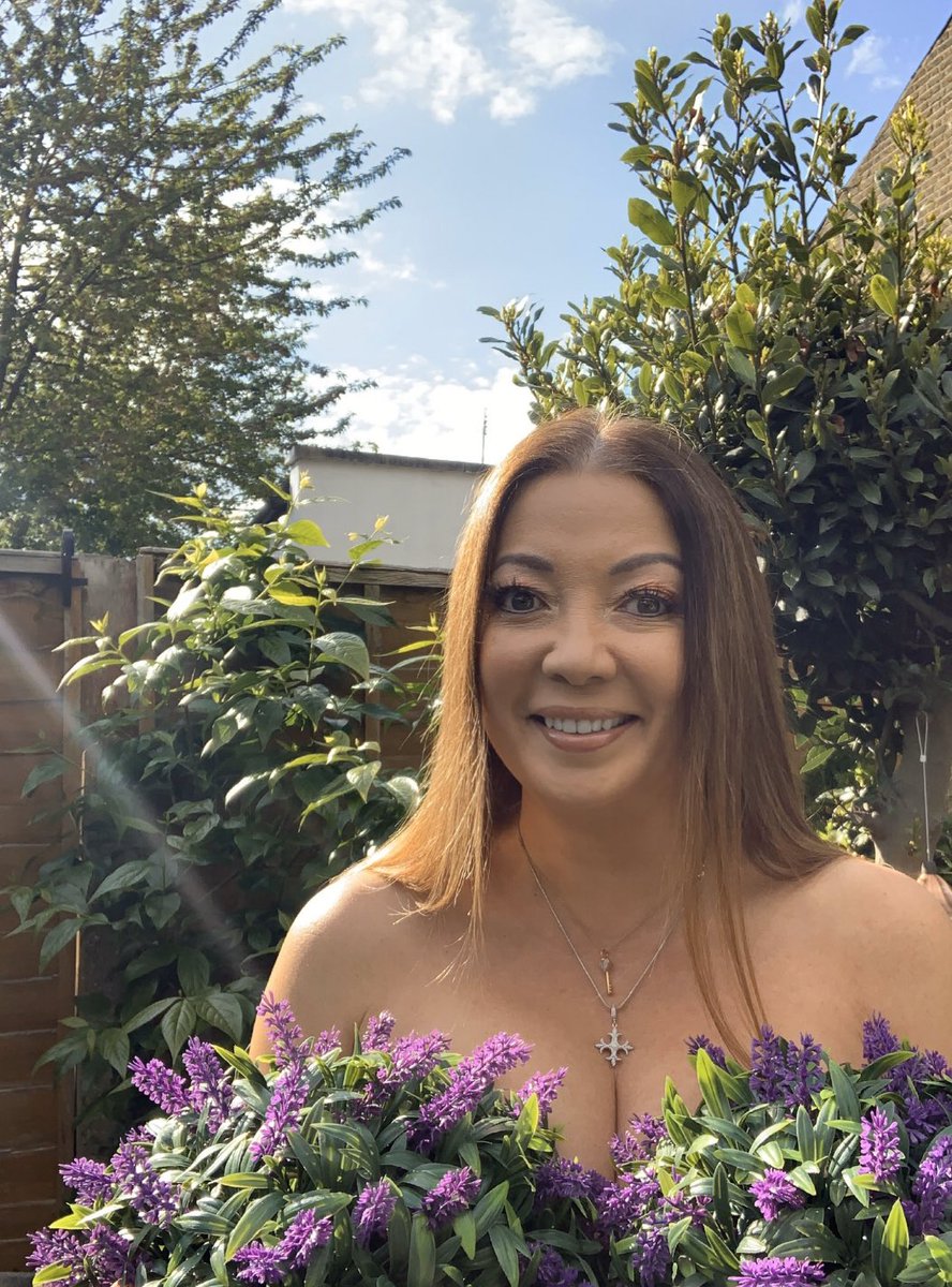 Happy World Naked Gardening Day! What will you be up to in your garden today?!
#WNGD #worldnakedgardeningday #worldnakedgardeningday2020 #gardening #enjoygardening #gardentime 
🌿🌺🌸🌼🌷🌻🌱