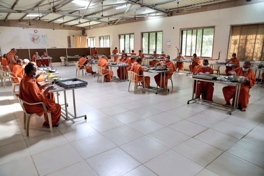 iHaridham's tweet image. #GujaratFightsCovid19 માટે @iHaridham સતત કાર્યરત છે. 
અનાજની કીટ બાદ હવે, #Lockdown માં ભૂખ્યાજનોના જઠરાગ્નિ ઠારવાના યજ્ઞમાં છેલ્લા ૭ દિવસથી સંતો દ્વારા બનાવેલ પોષ્ટિક ભોજનના પેકેટોનું @VMCVadodara દ્વારા જરૂરિયાતમંદ લોકોમાં વિતરણ થઇ રહ્યું છે. 
@CollectorVad @mpvadodara @CMOGuj