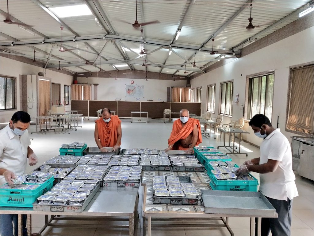 iHaridham's tweet image. #GujaratFightsCovid19 માટે @iHaridham સતત કાર્યરત છે. 
અનાજની કીટ બાદ હવે, #Lockdown માં ભૂખ્યાજનોના જઠરાગ્નિ ઠારવાના યજ્ઞમાં છેલ્લા ૭ દિવસથી સંતો દ્વારા બનાવેલ પોષ્ટિક ભોજનના પેકેટોનું @VMCVadodara દ્વારા જરૂરિયાતમંદ લોકોમાં વિતરણ થઇ રહ્યું છે. 
@CollectorVad @mpvadodara @CMOGuj