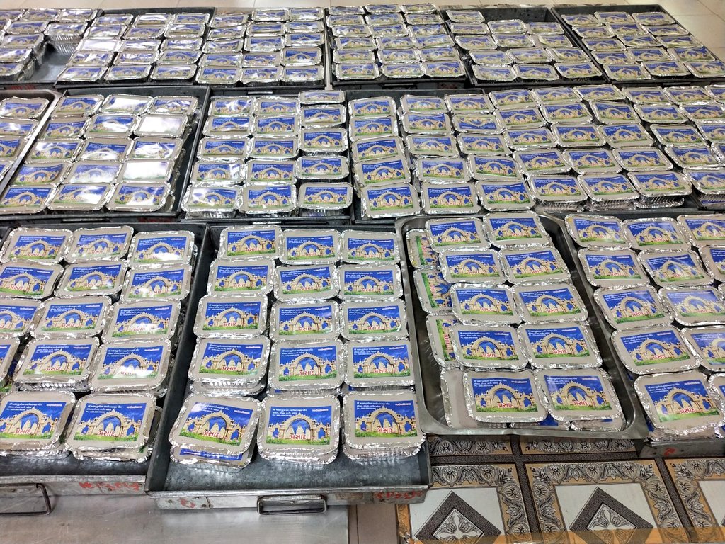 iHaridham's tweet image. #GujaratFightsCovid19 માટે @iHaridham સતત કાર્યરત છે. 
અનાજની કીટ બાદ હવે, #Lockdown માં ભૂખ્યાજનોના જઠરાગ્નિ ઠારવાના યજ્ઞમાં છેલ્લા ૭ દિવસથી સંતો દ્વારા બનાવેલ પોષ્ટિક ભોજનના પેકેટોનું @VMCVadodara દ્વારા જરૂરિયાતમંદ લોકોમાં વિતરણ થઇ રહ્યું છે. 
@CollectorVad @mpvadodara @CMOGuj