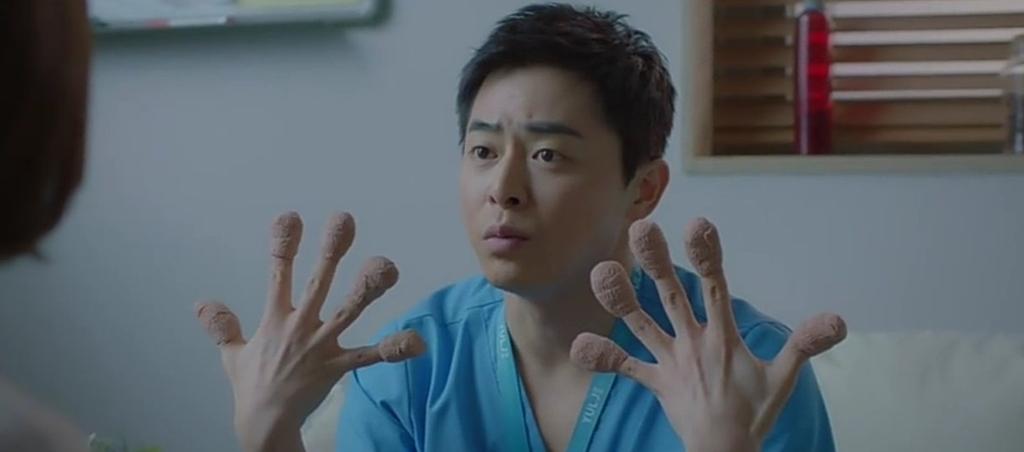 KeiNicro's tweet photo. Ikon mood maker #HospitalPlaylist 

Ep 01                                    Ep 08 https://t.co/sIbhCbC0G2