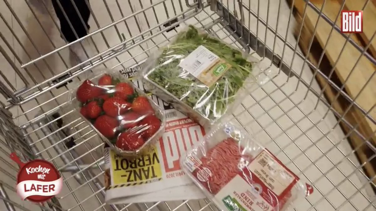 RealRomanWagner's tweet photo. Lafer kocht morgen bei BILD mit Julia Klöckner. 
In einem Video war er bereits Zutaten einkaufen.
U. a. Rinderhackfleisch - Haltungsform 1.
Kannste dir nicht ausdenken. https://t.co/DxfSe3pQzM